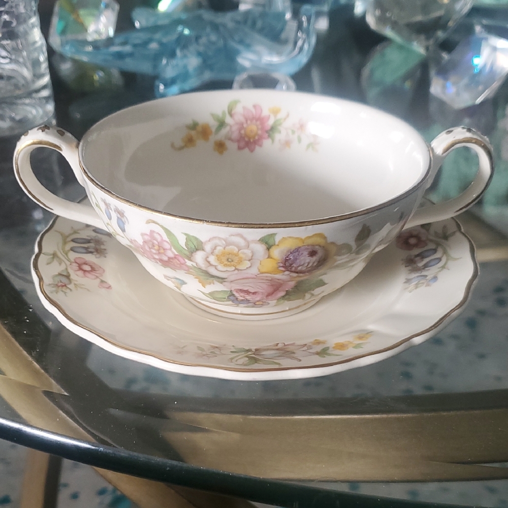 8 X Marlboro White and Pink Elegant Soup  Set